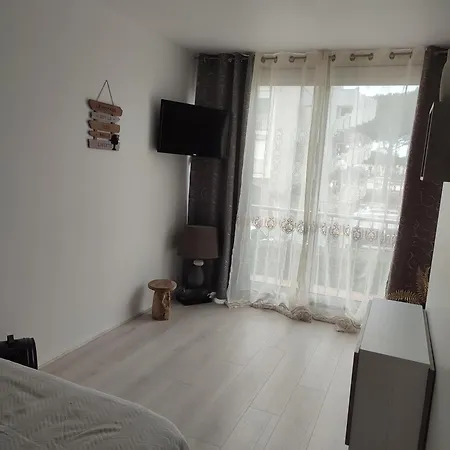 Avec Piscine Apartment